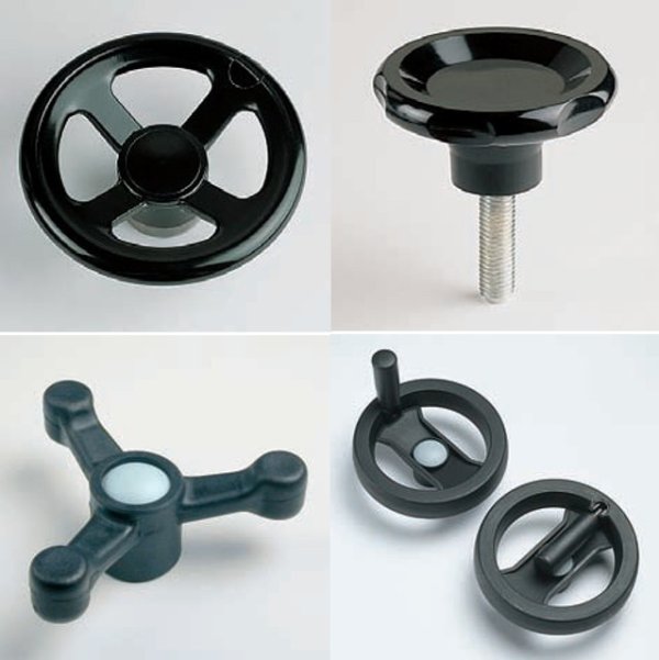 Vue de plusieurs volants de manoeuvre et de serrage industriels, incluant des modèles en aluminium poli, acier inoxydable, polyamide et fonte. Ces composants, tels que le volant de manoeuvre DIN 950 et le volant ergonomique en plastique pour l'industrie, sont destinés à optimiser le serrage puissant et précis. Les accessoires affichent des caractéristiques variées comme des volants à quatre bras, des volants avec trou pour poignée, et des finitions répondant aux besoins spécifiques en commande manuelle. Matériel idéal pour tout industriel recherchant des pièces de serrage ergonomiques et efficaces.