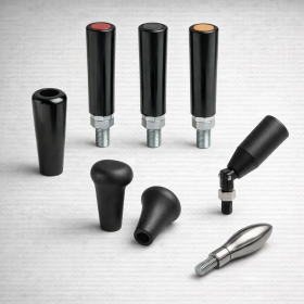 Vue variée de poignées industrielles et manivelles de serrage, comprenant des accessoires de machines-outils comme des poignées fixes filetées, poignées tournantes, et poignées en matériaux divers tels que bakélite, polyamide, aluminium, acier, caoutchouc, PVC et polyéthylène. Des modèles spécifiques comme la poignée fixe aluminium DIN 39-E, manivelle à cliquet, poignée tournante lisse, poignée conique et poignée de serrage filetée sont visibles. L'image montre la diversité des solutions de serrage de sécurité et ergonomiques, avec des poignées de manutention industrielle de qualité européenne, y compris des poignées tournantes en inox, poignées repliables, et des poignées caoutchouc industrielles. L'assortiment illustre les composants industriels conçus pour fournir des solutions de réglage précis et sécuritaires, adaptés aux besoins en fournitures industrielles et accessoires pour l'industrie.