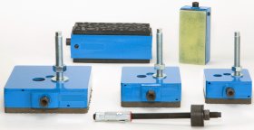 Cales de nivellement industrielles bleues avec vis de réglage, patins anti-vibrations et accessoires de mise à niveau pour machines lourdes.