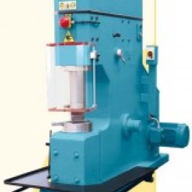 Gros plan d'une sélection de marteaux pneumatiques industriels pour le formage et la chaudronnerie, présentant des modèles tels que le marteau pneumatique HEBO, le marteau LH 34, LH 40, LH 50, LH 60, le marteau HSH 3000 et le marteau HVB 150. Ces outils pneumatiques de formage, destinés à un usage professionnel dans le secteur des machines-outils pneumatiques, sont idéaux pour l'équipement de formage de métal et incluent des solutions pour l'outillage pneumatique décoratif. Ils sont conçus pour offrir performance et durabilité dans les applications de marteaux pneumatiques en chaudronnerie.