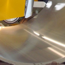 Installation de meulage Farros Grinding Systems en action, mettant en évidence une machine de meulage des fonds travaillant sur un réservoir métallique. L'image montre un meulage de précision avec des équipements de meulage industriel, y compris une installation de préparation des bords pour le meulage de tuyaux, démontrant la capacité des machines de meulage à effectuer des installations de meulages spéciales. La machine, partie d'installations de meulage polyvalentes, illustre le meulage extérieur des appareils industriels, confirmant Farros Grinding Systems comme leader en meulage industriel.