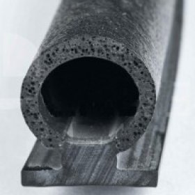 Gros plan d'un profilé oméga caoutchouc, illustrant un joint EPDM pour l'étanchéité industrielle avec des caractéristiques de joint tubulaire oméga et un profilé caoutchouc adhésif. La texture cellulaire du bourrelet indique qu'il s'agit d'une solution d'étanchéité de type bourrelet cellulaire offrant protection anti-choc. Le profilé en EPDM noir non adhésif suggère une application pour butoir caoutchouc industriel, profilés pour ouvrants, profilé caoutchouc automobile, maritime ou aviation, ainsi que pour des joints adhésivés multi-usages, indiquant une polyvalence pour des profilés caoutchouc standard et spécialisés.
