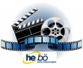 Logo HEBÖ Machines-outils sur fond de bobines de film et claquets cinéma, symbolisant les vidéos de démonstration de l'équipement industriel HEBÖ, incluant les machines HEBÖ en action avec des technologies de meulage, de sertissage et de formage, mises en évidence par des vidéos de chaudronnerie et de tôlerie HEBÖ pour montrer la productivité et la précision des solutions de machines-outils HEBÖ.