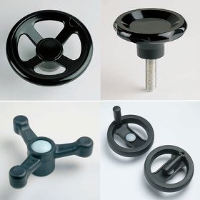 Vue de plusieurs volants de manoeuvre et de serrage industriels, incluant des modèles en aluminium poli, acier inoxydable, polyamide et fonte. Ces composants, tels que le volant de manoeuvre DIN 950 et le volant ergonomique en plastique pour l'industrie, sont destinés à optimiser le serrage puissant et précis. Les accessoires affichent des caractéristiques variées comme des volants à quatre bras, des volants avec trou pour poignée, et des finitions répondant aux besoins spécifiques en commande manuelle. Matériel idéal pour tout industriel recherchant des pièces de serrage ergonomiques et efficaces.