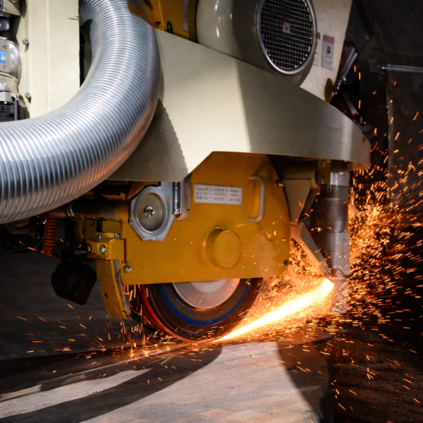 La gamme KS regroupe des têtes de meulage combinées spécialement conçues pour les opérations de meulage de surface et de préparation de soudure sur cuves et viroles. Têtes de meulage combinées Farros Grinding Systems de la gamme tête de meulage KS, type KS-1200, KS-1210 et KS-760, en action sur une machine de meulage industriel pour tôlerie : gros plan sur une tête de meulage combinée avec disques de meulage industriels au contact d’une soudure, projection d’étincelles, pour le meulage des cordons de soudure, le gougeage de soudure, la préparation de cordon de soudure, la préparation de la racine de soudure, la reprise envers de soudure et la préparation de soudure sur viroles, cuves, cônes, fonds et réservoirs, en meulage intérieur extérieur et meulage de surface industriel, pour soudure longitudinale et circulaire, avec bandes abrasives industrielles, brosses de meulage industrielles, tête flottante de meulage ou tête de meulage pneumatique, équipement de meulage pour chaudronnerie.