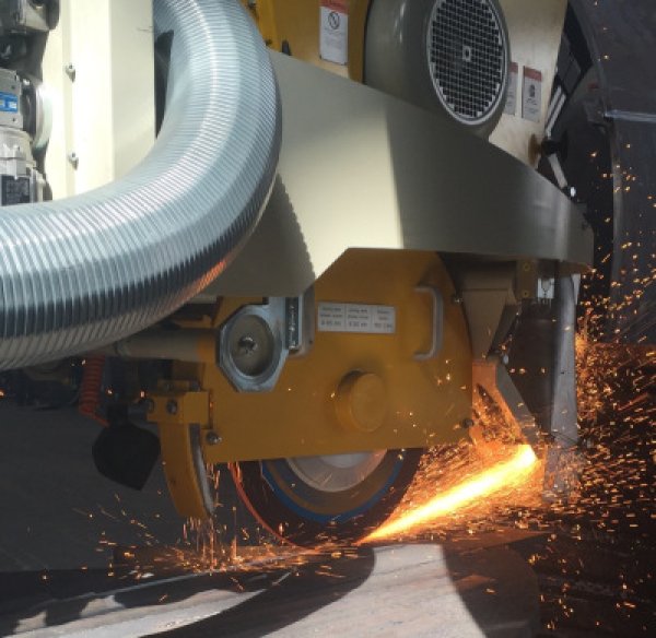La gamme KS regroupe des têtes de meulage combinées spécialement conçues pour les opérations de meulage de surface et de préparation de soudure sur cuves et viroles. Têtes de meulage combinées Farros Grinding Systems de la gamme tête de meulage KS, type KS-1200, KS-1210 et KS-760, en action sur une machine de meulage industriel pour tôlerie : gros plan sur une tête de meulage combinée avec disques de meulage industriels au contact d’une soudure, projection d’étincelles, pour le meulage des cordons de soudure, le gougeage de soudure, la préparation de cordon de soudure, la préparation de la racine de soudure, la reprise envers de soudure et la préparation de soudure sur viroles, cuves, cônes, fonds et réservoirs, en meulage intérieur extérieur et meulage de surface industriel, pour soudure longitudinale et circulaire, avec bandes abrasives industrielles, brosses de meulage industrielles, tête flottante de meulage ou tête de meulage pneumatique, équipement de meulage pour chaudronnerie.