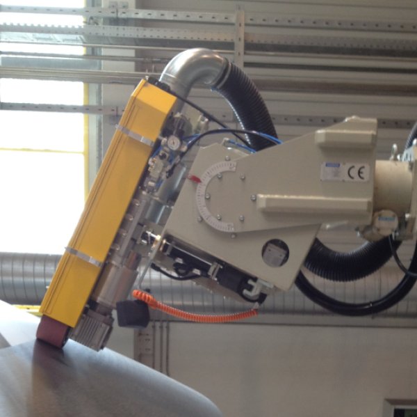 La tête de meulage universelle est conçue pour offrir une polyvalence maximale dans le traitement des pièces de chaudronnerie. Tête flottante de meulage jaune montée sur bras articulé, Farros Grinding Systems U-1100 en action sur une cuve inox courbe en atelier, machine de meulage universelle ECKO TECH Farros et U-1100 Farros, distributeur Farros France et Farros France, pour la finition de surface industrielle, finition de surface inox, machine de finition de soudure, machine de meulage industriel, machine de meulage pour chaudronnerie et machine de meulage pour tôlerie, idéale pour le meulage de cuves et réservoirs, meulage de viroles, meulage de fonds bombés, meulage de cônes, meulage de plaques, meulage de pièces de chaudronnerie, meulage de soudures, meulage de surfaces industrielles, meulage de surfaces irrégulières et meulage intérieur extérieur, avec tête de meulage universelle pour solution de meulage industriel et meulage universel industriel.