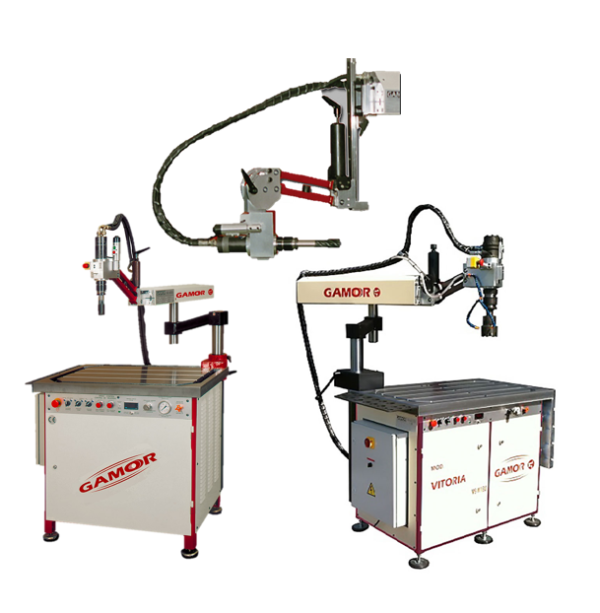 Série de taraudeuses hydrauliques GAMOR de haute performance pour l'industrie de la chaudronnerie et de la tôlerie, présentant une gamme variée de machines de taraudage industrielles avec différentes capacités de taraudage allant de M2 à M130. On y voit des bras de taraudage hydraulique articulés et des unités autonomes de précision, offrant vitesse et précision pour le filetage dans la production industrielle, mettant en lumière des gammes comme taraudage M2-M16, M3-M20, M4-M24 jusqu'à M3-M60 et M3-M130, illustrant la diversité et la flexibilité des outils pour le formage métallique.
