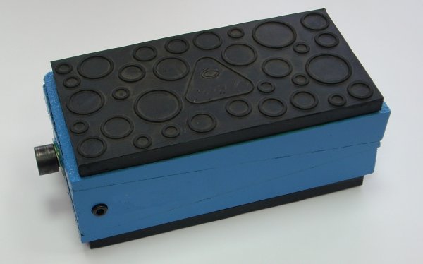 Cale de nivellement Egaña Modèle CA à revêtement caoutchouc pour machines industrielles, offrant stabilité et réduction des vibrations.