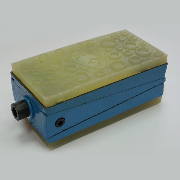 Cale de nivellement à revêtement polyuréthane pour machines industrielles, offrant stabilité et réduction des vibrations.