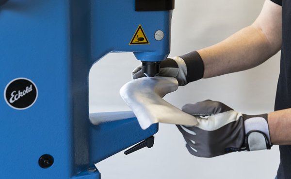 Bombage d'une tôle acier avec l'outil PFW 50 K