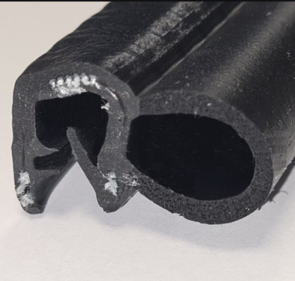 Profil caoutchouc / joint avec bourrelet adhésif rond - noir - Ø 9 mm - l:  9,5 mm x h: 9,5 mm #2156