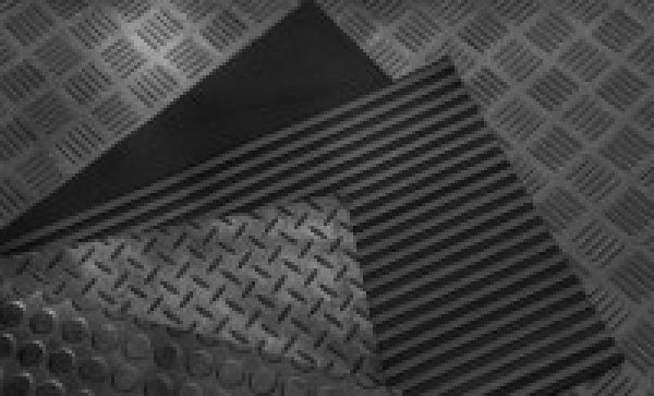 Tapis de sol en caoutchouc vs tapis de sol 3D : lequel choisir