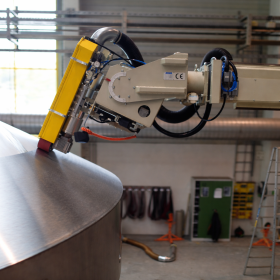 La tête de meulage universelle est conçue pour offrir une polyvalence maximale dans le traitement des pièces de chaudronnerie. Tête flottante de meulage jaune montée sur bras articulé, Farros Grinding Systems U-1100 en action sur une cuve inox courbe en atelier, machine de meulage universelle ECKO TECH Farros et U-1100 Farros, distributeur Farros France et Farros France, pour la finition de surface industrielle, finition de surface inox, machine de finition de soudure, machine de meulage industriel, machine de meulage pour chaudronnerie et machine de meulage pour tôlerie, idéale pour le meulage de cuves et réservoirs, meulage de viroles, meulage de fonds bombés, meulage de cônes, meulage de plaques, meulage de pièces de chaudronnerie, meulage de soudures, meulage de surfaces industrielles, meulage de surfaces irrégulières et meulage intérieur extérieur, avec tête de meulage universelle pour solution de meulage industriel et meulage universel industriel.