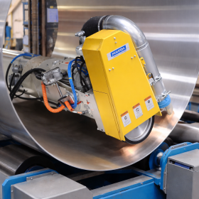 Installation de meulage Farros Grinding Systems en action, mettant en évidence une machine de meulage des fonds travaillant sur un réservoir métallique. L'image montre un meulage de précision avec des équipements de meulage industriel, y compris une installation de préparation des bords pour le meulage de tuyaux, démontrant la capacité des machines de meulage à effectuer des installations de meulages spéciales. La machine, partie d'installations de meulage polyvalentes, illustre le meulage extérieur des appareils industriels, confirmant Farros Grinding Systems comme leader en meulage industriel.