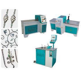 Montage de machines de ferronnerie hebö machines en gris et turquoise pour atelier de ferronnerie et ferronnerie industrielle : trois machines-outils de machine formage métal avec tables de travail, pupitres de commande et systèmes automatisés, accompagnées à gauche de détails de torsion de barre, torsion métallique, formage de tiges et motifs décoratifs en fer forgé. Équipement de ferronnerie et technologie de ferronnerie de la gamme ERA 300, SMT 4, SMT 5, SMT 6, SPA 2, SPA 3, SSB2, SSB3, SSB4, conçu pour l’industrie métallurgique et le formage précis du métal.