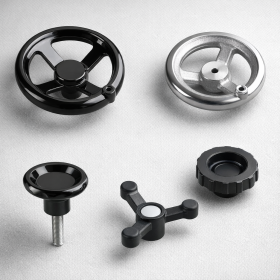 Vue de plusieurs volants de manoeuvre et de serrage industriels, incluant des modèles en aluminium poli, acier inoxydable, polyamide et fonte. Ces composants, tels que le volant de manoeuvre DIN 950 et le volant ergonomique en plastique pour l'industrie, sont destinés à optimiser le serrage puissant et précis. Les accessoires affichent des caractéristiques variées comme des volants à quatre bras, des volants avec trou pour poignée, et des finitions répondant aux besoins spécifiques en commande manuelle. Idéal pour tout industriel recherchant des pièces de serrage ergonomiques et efficaces.